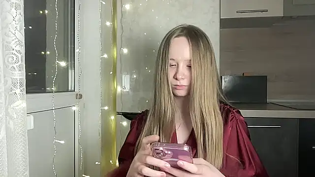 cutefoxieee online show from April 8, 5:46 pm