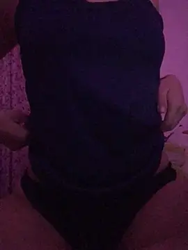 Snapshot of eemilyy22 chatting on February 25, 2:54 am eemilyy22 online show from February 25, 2:54 am