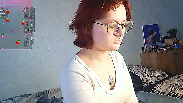 Snapshot of LouiseDew chatting on March 3, 2:28 am LouiseDew online show from March 3, 2:28 am