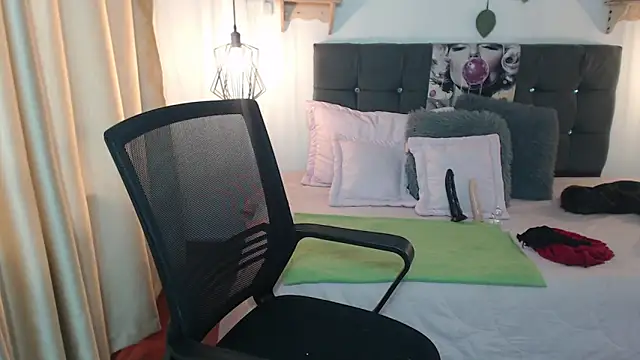 Emma hassani online show from April 7, 1:33 pm