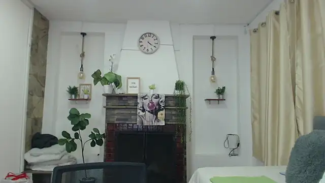 Snapshot of Emma_hassani chatting on April 20, 1:47 pm Emma hassani online show from April 20, 1:47 pm