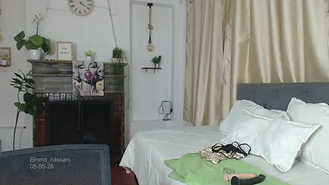 Snapshot of Emma_hassani chatting on May 8, 7:19 pm Emma hassani online show from May 8, 7:19 pm