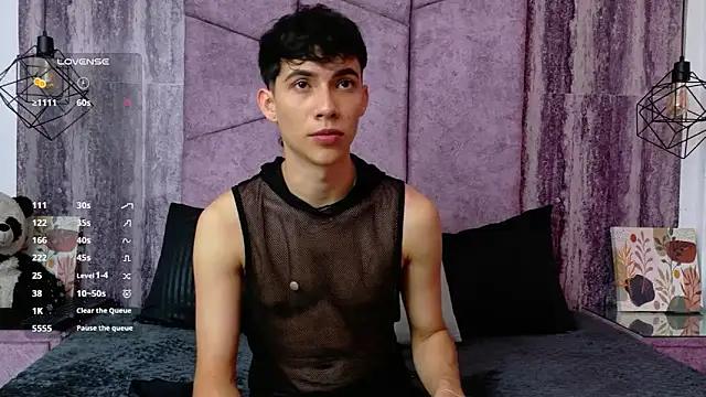 Snapshot of AronTawers chatting on June 17, 7:26 pm AronTawers online show from June 17, 7:26 pm