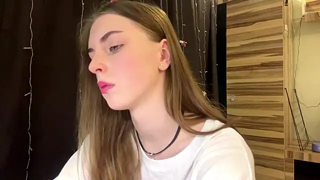 Snapshot of PollyDream chatting on March 2, 8:21 am PollyDream online show from March 2, 8:21 am