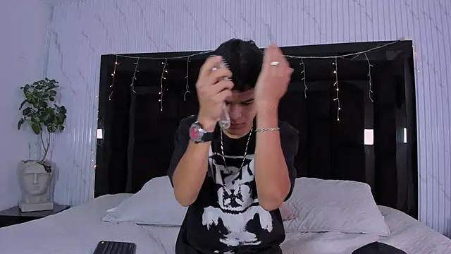 DylanRoyce  online show from March 25, 12:44 pm