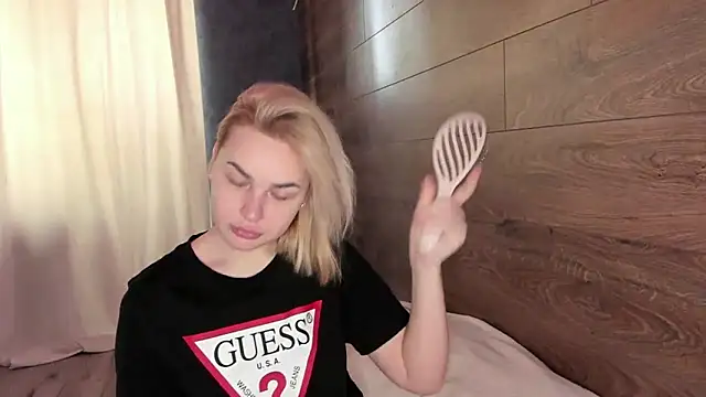 AmmyLuu online show from April 19, 10:36 am