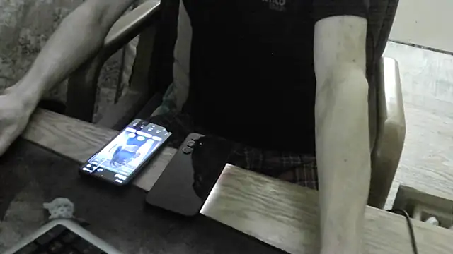 Snapshot of FiSTALiTY chatting on April 11, 10:19 am FiSTALiTY online show from April 11, 10:19 am