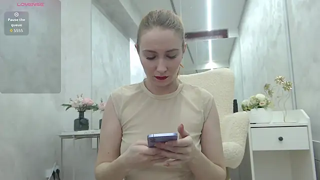 EmberLuna  online show from April 3, 5:27 am