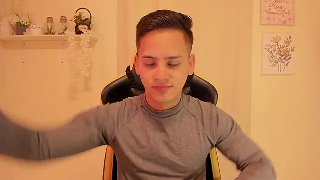 Snapshot of sexy_andres01 chatting on March 22, 1:14 pm sexy andres01 online show from March 22, 1:14 pm