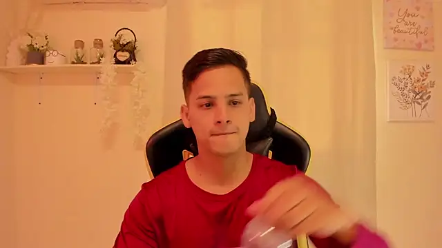 Snapshot of sexy_andres01 chatting on April 9, 2:44 pm sexy andres01 online show from April 9, 2:44 pm