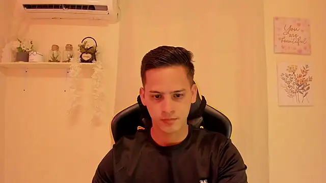 Snapshot of sexy_andres01 chatting on April 11, 2:43 pm sexy andres01 online show from April 11, 2:43 pm