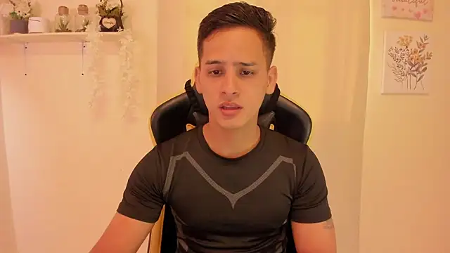 Snapshot of sexy_andres01 chatting on April 12, 2:33 pm sexy andres01 online show from April 12, 2:33 pm