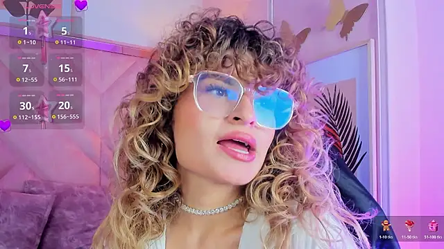 Snapshot of emilyjonesss_ chatting on March 2, 8:04 pm emilyjonesss online show from March 2, 8:04 pm