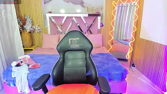 LINDSAY TAY online show from May 28, 3:15 am