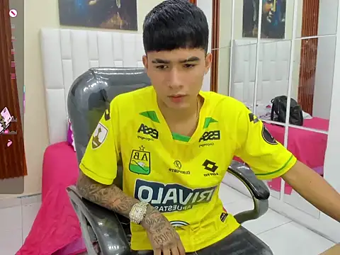 Snapshot of Thiago_collinss chatting on April 25, 10:40 pm Thiago collinss online show from April 25, 10:40 pm
