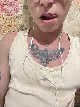 Snapshot of erickmoor2526 chatting on February 26, 12:31 am erickmoor2526 online show from February 26, 12:31 am