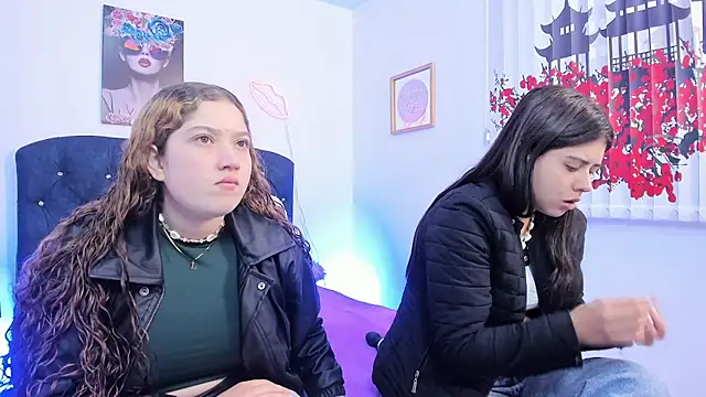 valeria and zoe online show from April 8, 1:33 pm