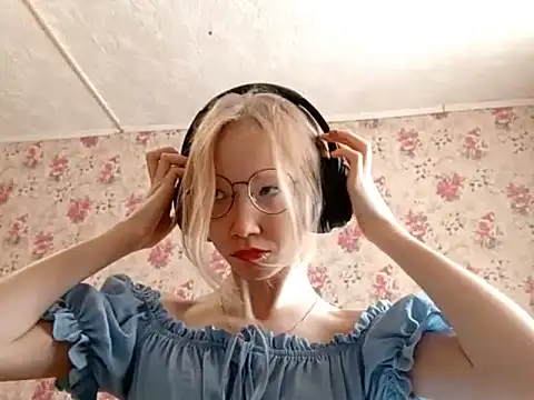 Snapshot of SoniqBliss chatting on February 27, 7:19 am SoniqBliss online show from February 27, 7:19 am