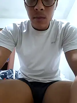 Snapshot of SweetMig chatting on February 28, 4:13 am SweetMig online show from February 28, 4:13 am