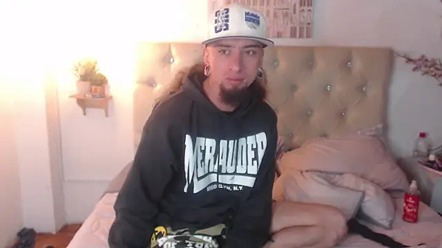 Snapshot of Rommen_N_Zoe chatting on April 9, 11:21 pm Rommen N Zoe online show from April 9, 11:21 pm
