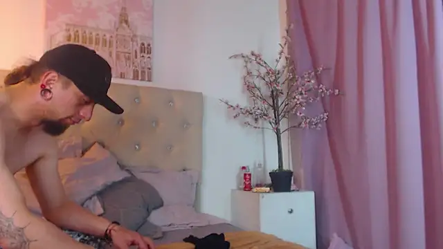 Snapshot of Rommen_N_Zoe chatting on May 8, 1:55 am Rommen N Zoe online show from May 8, 1:55 am
