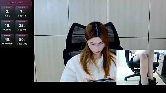 Snapshot of zhen-68 chatting on May 2, 2:49 am zhen-68 online show from May 2, 2:49 am