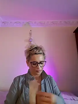 LunaBlaise online show from April 12, 7:02 am