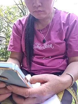 Snapshot of phay79 chatting on May 17, 8:34 am phay79 online show from May 17, 8:34 am