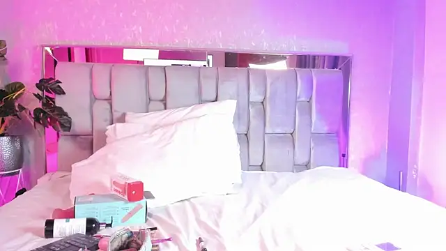 PaulinaLopez  online show from March 28, 9:25 pm