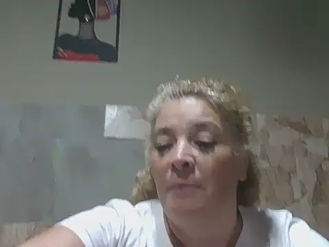 Snapshot of momismilf544 chatting on March 30, 12:11 am momismilf544 online show from March 30, 12:11 am