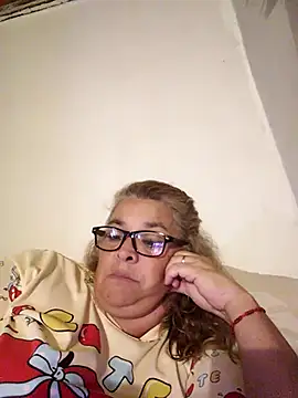 Snapshot of momismilf544 chatting on April 1, 5:30 am momismilf544 online show from April 1, 5:30 am