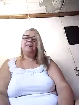 Snapshot of momismilf544 chatting on April 22, 6:53 pm momismilf544 online show from April 22, 6:53 pm