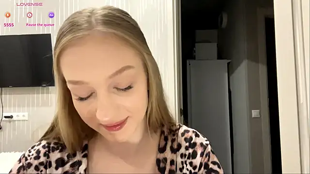 Anika Socutehe online show from May 24, 9:20 pm