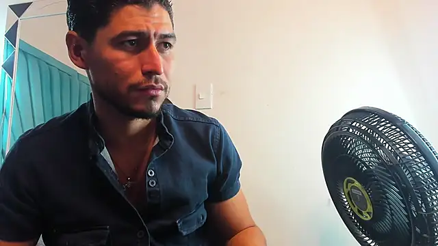 Snapshot of leo_carter chatting on March 2, 2:35 pm leo carter online show from March 2, 2:35 pm