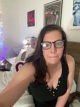 hollyharmd online show from April 7, 2:45 am