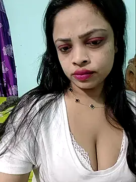 Snapshot of Beauty-3 chatting on April 24, 11:40 pm Beauty-3 online show from April 24, 11:40 pm
