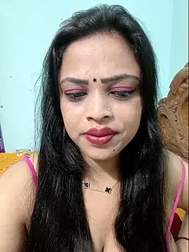 Snapshot of Beauty-3 chatting on May 5, 10:29 pm Beauty-3 online show from May 5, 10:29 pm