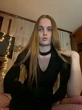 Snapshot of LunaVey chatting on June 3, 6:35 pm LunaVey online show from June 3, 6:35 pm