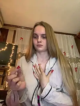 Snapshot of LunaVey chatting on June 5, 6:24 pm LunaVey online show from June 5, 6:24 pm
