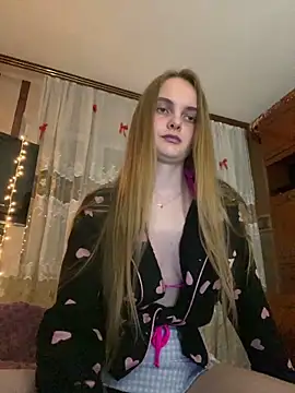 Snapshot of LunaVey chatting on June 17, 6:42 pm LunaVey online show from June 17, 6:42 pm