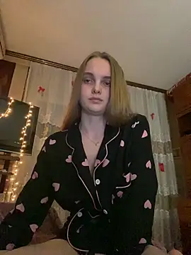 Snapshot of LunaVey chatting on June 18, 6:23 pm LunaVey online show from June 18, 6:23 pm