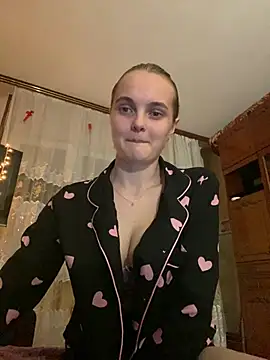 Snapshot of LunaVey chatting on August 6, 7:27 pm LunaVey online show from August 6, 7:27 pm