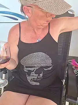 lescoquinsdu40 online show from May 23, 12:42 pm