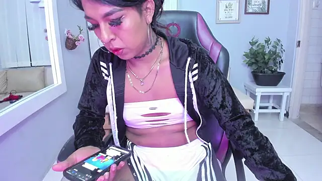 Snapshot of Nahomy_Collins_ chatting on May 25, 8:04 pm Nahomy Collins online show from May 25, 8:04 pm