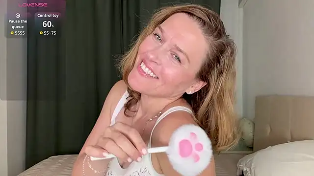 Snapshot of Lizacams chatting on June 3, 4:34 pm Lizacams online show from June 3, 4:34 pm