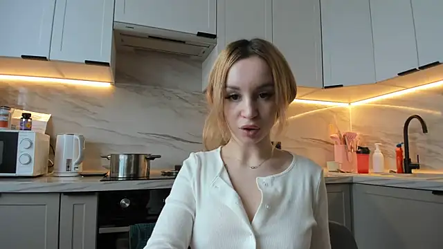 Snapshot of LinaKunilina chatting on March 2, 8:32 am LinaKunilina online show from March 2, 8:32 am