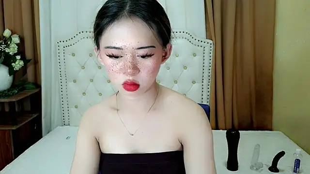 Snapshot of Seductive_sophie chatting on June 25, 4:01 am Seductive sophie online show from June 25, 4:01 am