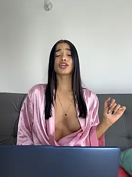 Bella Smithe online show from April 10, 2:22 pm