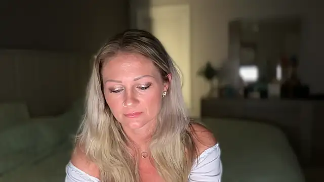BlondeMilf82 online show from June 18, 7:30 am