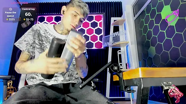 Max Hader  online show from April 3, 3:04 am